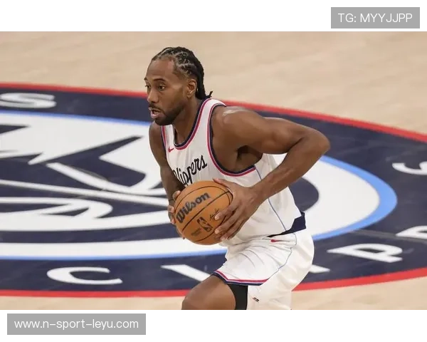 伦纳德中距离出手，洛杉矶快船稳稳回应