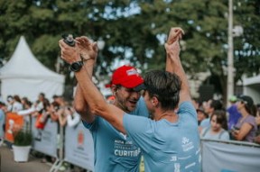 乐鱼体育app官网-“全力奔跑！武汉马拉松激烈角逐中”